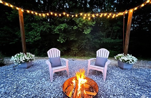 Guntersville Cottage | Cozy Tiny Cabin w/Firepit & King Bed