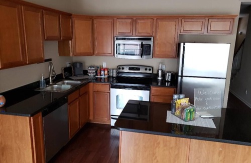 Shelby Township House | Cozy Tri-level Townhouse - 3 min from Outdoor Mall at Partridge Creek