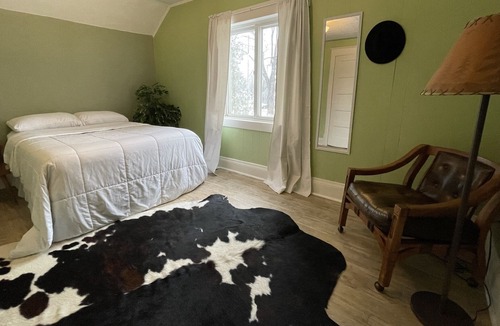 Stevens Point Apartment | Cozy Upper Unit in UWSP Neighborhood - 1.2 miles from SentryWorld