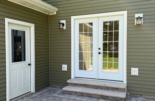 Bryan House | Cozy West end 3 bed 2 bath Newdale Bungalow, Clean, Quiet & Close to Everything.