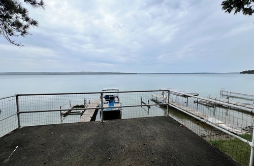 Herron Apartment | CozyStudio sitting on 2.5 acres on Hubbard Lake with WiFi, AC