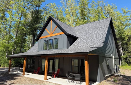 Empire House | Cranberry Lodge - Hot Tub - Gaming Tables - Pet-Friendly - Sleeping Bear Dunes