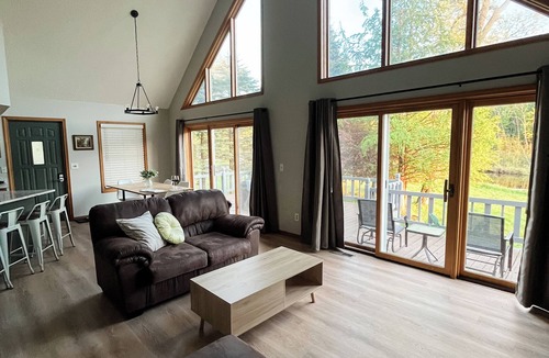 Prudenville House | Creek Cabin - Clean and Charming 3-bedroom house in Prudenville with WiFi and AC