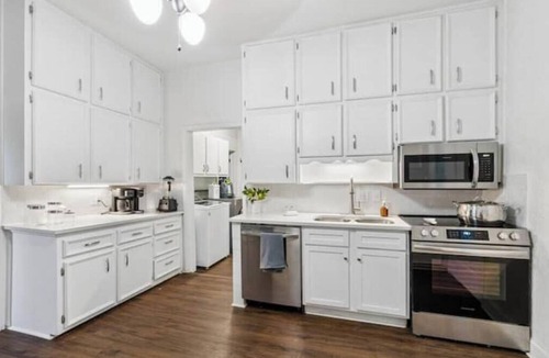 Leeds House | Creekside 3-bedroom house Near Buck-ee's