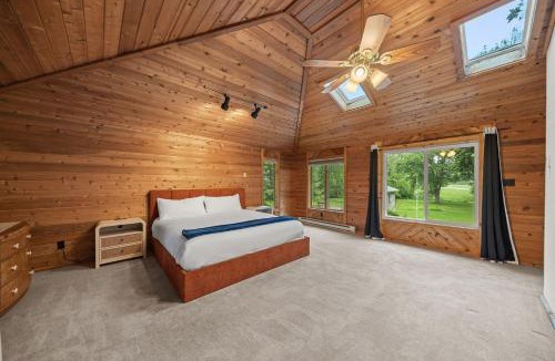Baroda House | Creekside Lodge w Pool Retreat Billiards & Arcade