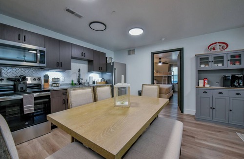 Tuscaloosa Condo | Critter's Cove-Book for graduation & football weekends! Complex Pool & more!