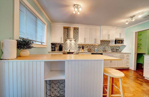 Holiday Beach Villa | Crystal Quarts - Your Home Away From Home This Fall