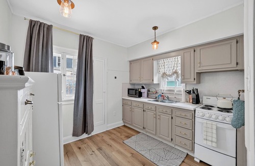 Maumee House | Cute & Cozy 1br apartment in the heart of Uptown! #1