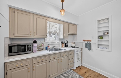 Maumee House | Cute & Cozy 1br apartment in the heart of Uptown! #1