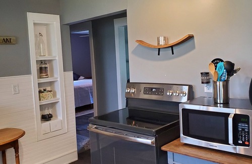 Sheridan Cottage | Cute lake-front country cottage with an easy drive to multiple attractions.