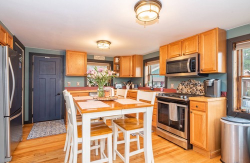 Walloon Lake Cabin | Cute Log Cabin! Boyne Mountain! Hot Tub! Walloon Lake! Fireplace! Beach!