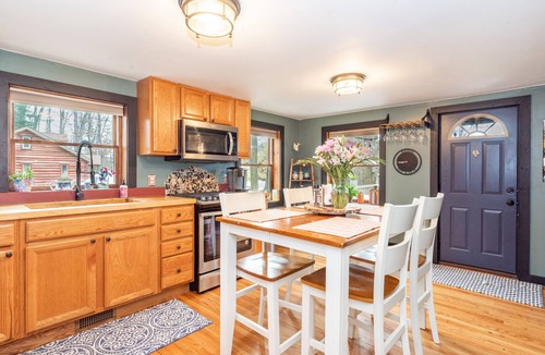 Walloon Lake Cabin | Cute Log Cabin! Boyne Mountain! Hot Tub! Walloon Lake! Fireplace! Beach!