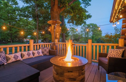 Walloon Lake Cabin | Cute Log Cabin! Boyne Mountain! Hot Tub! Walloon Lake! Fireplace! Beach!