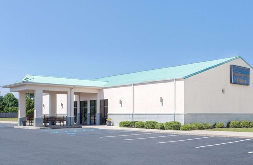 Navarre Hotel | Days Inn & Suites by Wyndham Navarre Conference Center