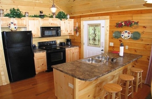 Pigeon Forge Cabin | Decorated Country Christmas 2 BR 2BA + Bunk Beds Wifi High Chair and Porta Crib