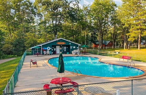Lake Arrowhead House | Delightful 4-bedroom house in Gaylord Michigan perfect for large families
