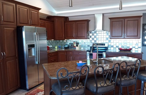 Frontier House | Deluxe 6000sqft LakeHouse,Indoor Pool,Sandy Beach,on 2acres,Pontoon,Kayaks,Docks