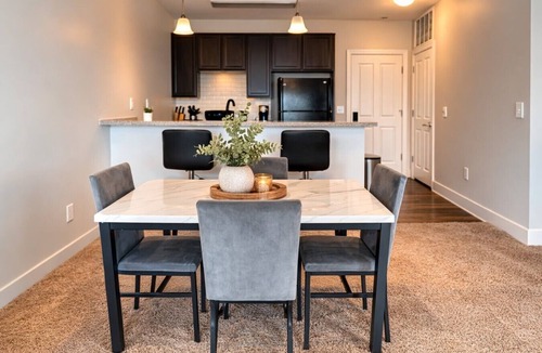 Glen Iris Apartment | Designer UAB Condo | King Bed | Balcony View D2