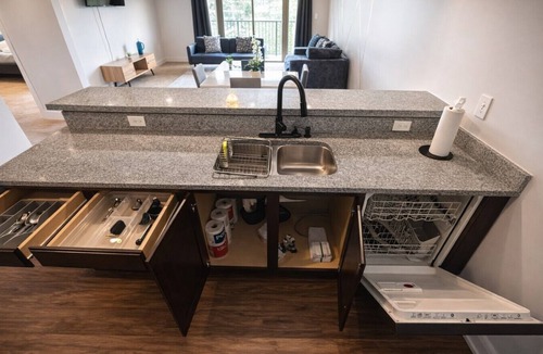 Glen Iris Apartment | Designer UAB Condo | King Bed | Balcony View D2