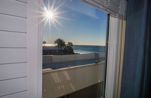 Crystal Beach House | Discounts Summer 3bed cottage private beach ocean view free beach service!