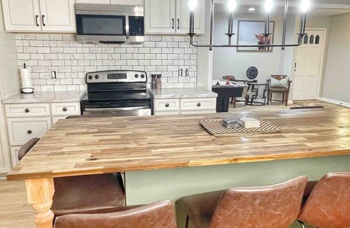 Decatur House | Displaced Families Ready | Sleeps 10 | Pets OK | EV Charger
