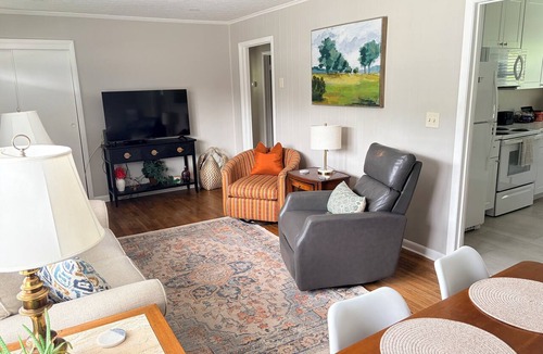 Oak Ridge House | Dog-friendly 2 bedroom house with king bed in Oak Ridge