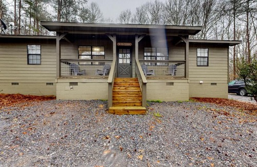 Eclectic House | Dogs Welcome! 'Big Oak Hideaway' Near Lake Martin