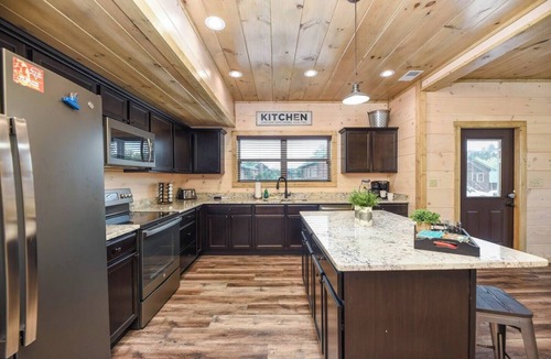 Pigeon Forge Cabin | Dollywood | Hot Tub | King Beds | Pets | No Steep Roads