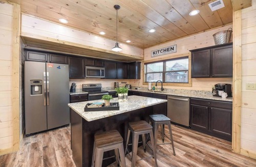 Pigeon Forge Cabin | Dollywood | Hot Tub | King Beds | Pets | No Steep Roads
