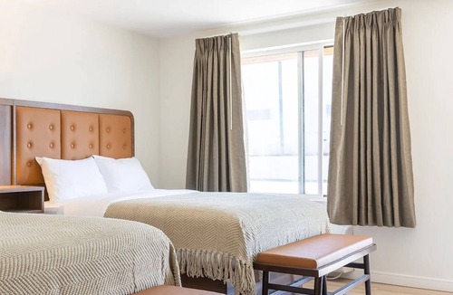Talbot's Corner Hotel | Double Queen Room in Nashville | Mid-Century Style | Free Parking & Pool Access