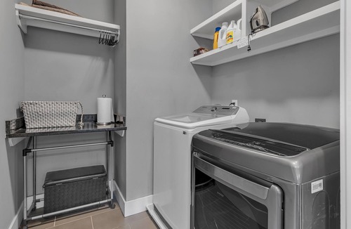 Talbot's Corner House | Downtown Mansion TWO 4BD/3BA w/2 HOTTUBS - Sleeps 24+