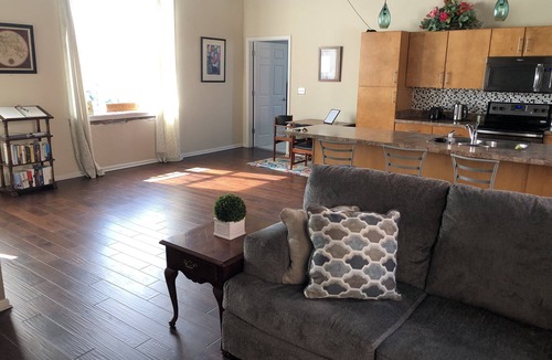 New Castle Condo | Downtown New Castle Indiana Condo for short-and long-term stays. Very popular.
