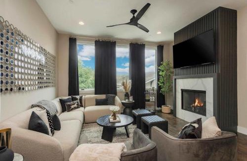 Buena Vista House | Downtown Views Glam Stations Close to Broadway