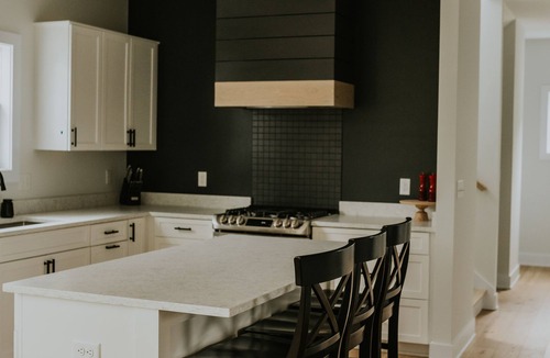 South Haven House | Dreamer: New Chic Modern Home 5 BR, 4.5 BA, Walk to beach, EV Charger, Peloton