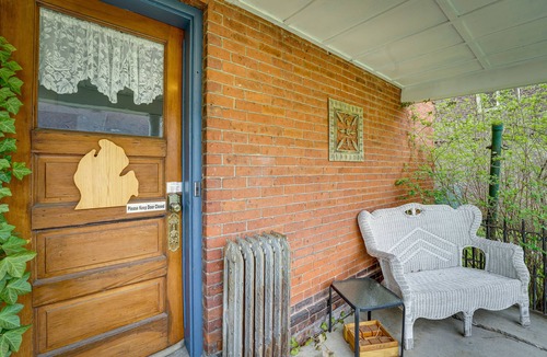Manistee House | Dtwn Victorian Home - 1 Mi to Lake Michigan Beach!