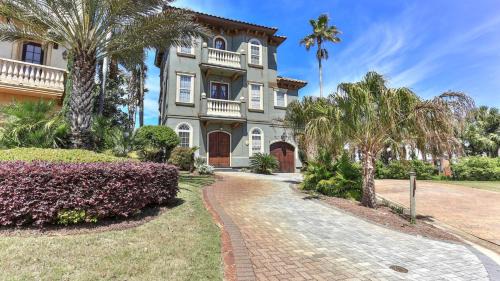 St. Tropez House | Easy beach access dogs welcome gated community large pool