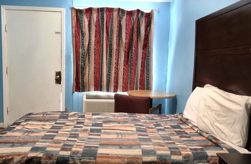 Cleveland Hotel | Easy on the Budget Room Perfect for Travelers Seeking a Hassle-Free Stay