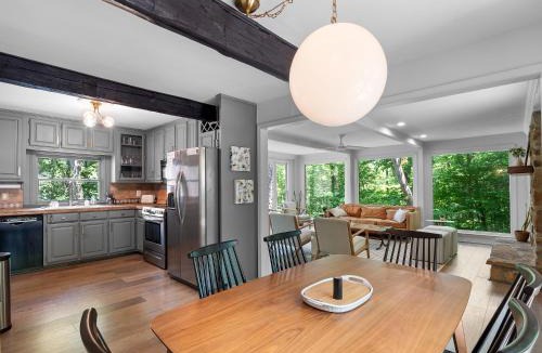 Townley House | Echo Point - Pet-Friendly! Cozy Cabin Located Near Duncan Bridge Marina!