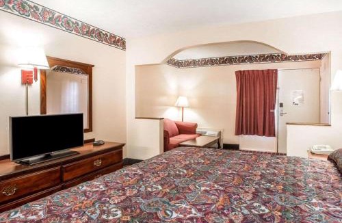 McDonough Cabin | Econo Lodge McDonough South