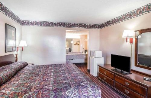 McDonough Cabin | Econo Lodge McDonough South