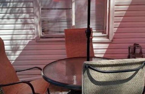 Bowling Green House | Eighth Street Escape