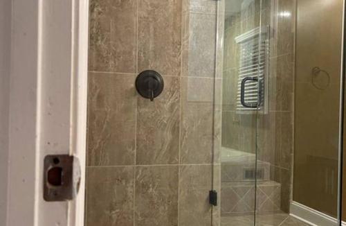 Montgomery House | Elegant Home that sleeps 15 guests!