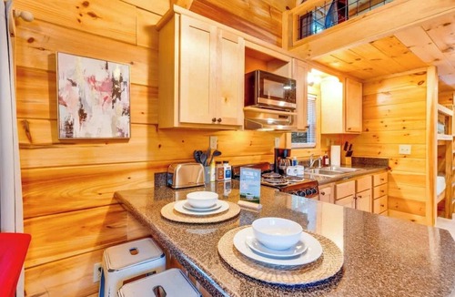 Lookout Valley Neighborhood Association Cabin | Eliza Bunk Cabin in City Side Rustic Resort