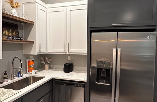 Florence Apartment | Emerald Hour Loft: 2 mins from UNA