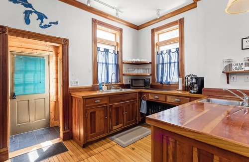 Ludington House | Enjoy the spacious 5-bedroom House in charming Ludington, MI.