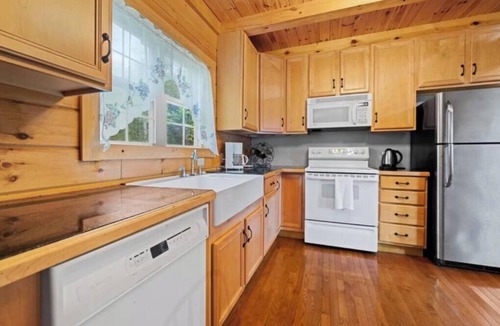 Loretto Cabin | Enjoyable 4-bedroom cabin with AC in Niagara, on a private 56 acre lake
