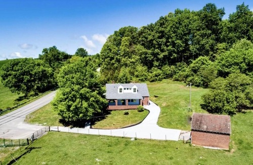 Tazewell House | Entire Home -Tranquil Haven MTN Retreat, 3-bedroom, 2-bath, WIFI, AC in Tazewell