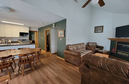 Upson House | ENTIRE LAKEFRONT 10-bedroom Chateau Getaway at Whitecap Mountains Resort