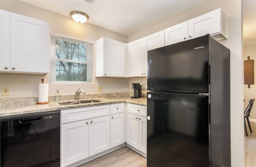 Woodstock House | Entire Townhome with King Bed/Walk to Downtown Woodstock