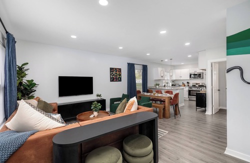 Detroit House | Epic Family Getaway Hot Tub + Mural Game Room